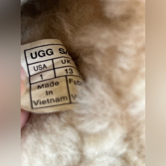 UGG kids slippers inside and outdoor silver sequin size 1 gentle used - Picture 5 of 7